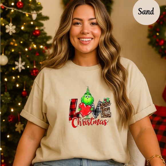 Gildan Sand Short Sleeve Tee with Christmas Design - Picture 1 of 1
